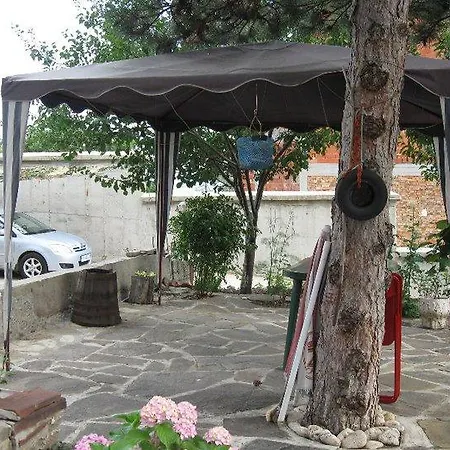 Nadia Guest house *